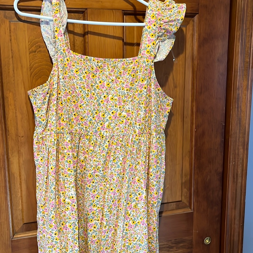 Size large. Floral print sun dress